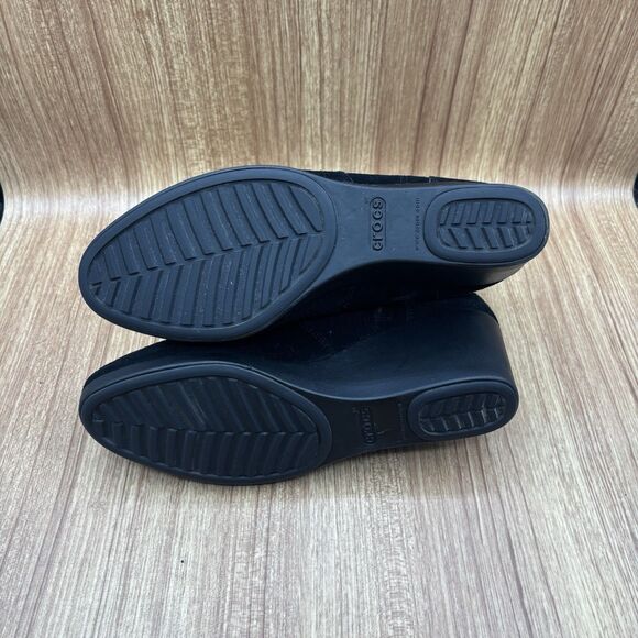 CROCS Leigh Black Suede Wedge Ankle Chelsea Boot Bootie Women’s Size 9.5 - Picture 6 of 9